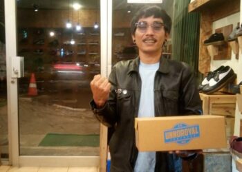 Achmad Zaki Yammani, Berbisnis Sepatu Gara Gara Punk Rock