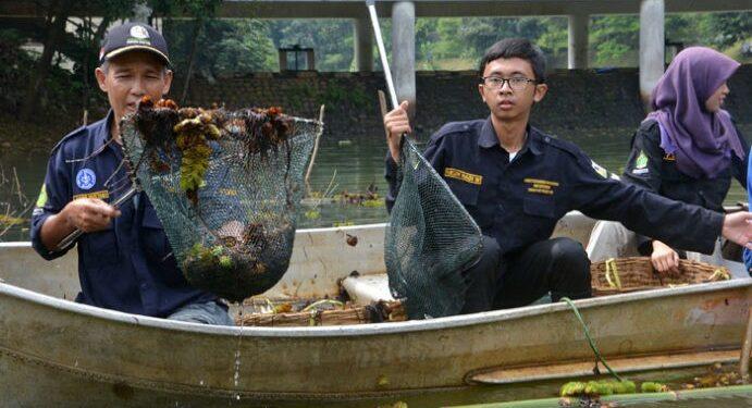 100 Mahasiswa IPB Bersihkan Situ