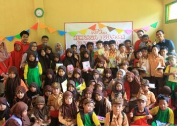 Tel-U Kembangkan Perpustakaan Sekolah di Kampung Cihurip