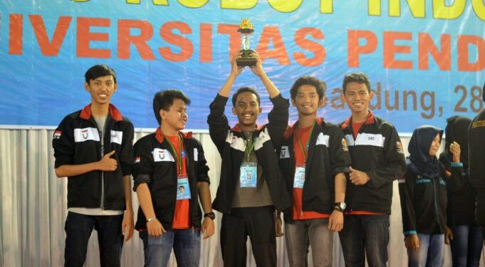 Tim Tel-U Juara Kontes Robot Tingkat Regional