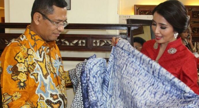 Lestarikan Batik di Setiap Kesempatan