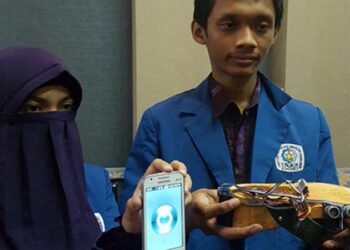 Mahasiswa ITS Buat Sandal Khusus Tunanetra