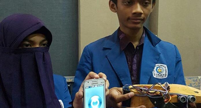 Mahasiswa ITS Buat Sandal Khusus Tunanetra