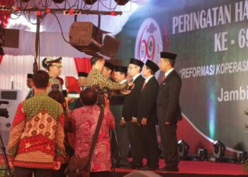 Achmad Zaky Terima Kehormatan Satyalancana Wira Karya