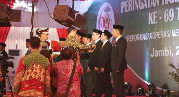 Achmad Zaky Terima Kehormatan Satyalancana Wira Karya