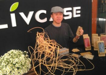 Mahasiwa Ubaya, Kreasikan Limbah Rotan Jadi Casing Ponsel Unik