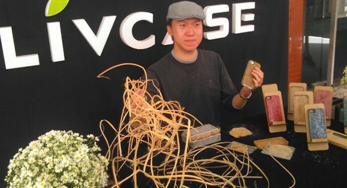 Mahasiwa Ubaya, Kreasikan Limbah Rotan Jadi Casing Ponsel Unik