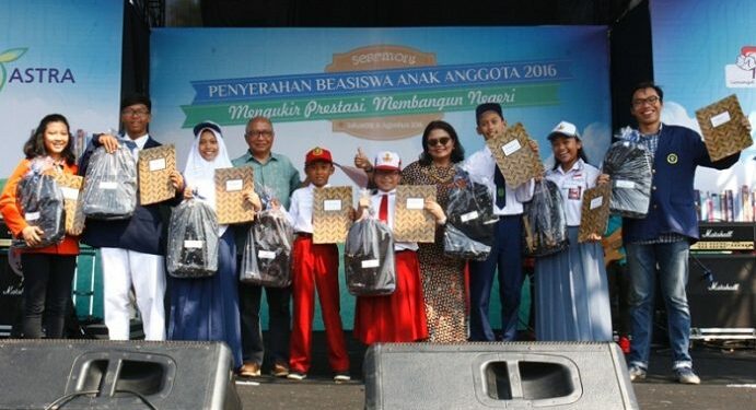 Astra Salurkan Beasiswa Kepada Anak-anak Karyawannya Yang Berprestasi