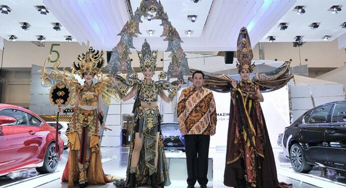 Lexus Parade Busana Nasional di GIIAS 2016