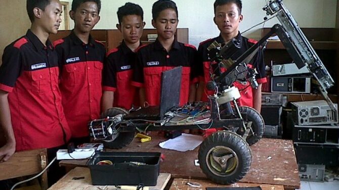Menggunakan Bahan Bekas, Anak SMK Ciptakan Robot Penjinak Bom
