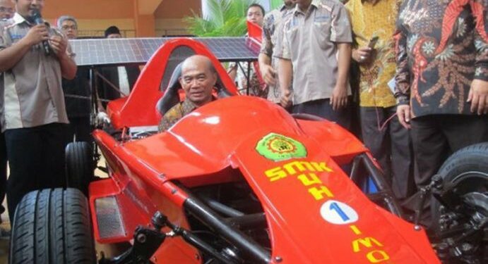 Mendikbud Luncurkan Mobil Formula Hybrid Karya Siswa SMK
