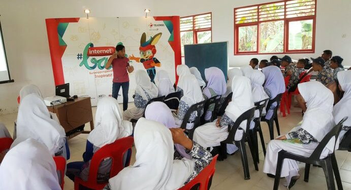 Telkomsel Gelar Edukasi #internetBAIK Hingga Perbatasan Negara