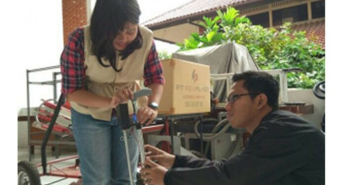 Tongkat Elektronik dengan GPS untuk Tuna Netra