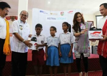 Astra Serahkan 1500 Pasang Sepatu Kepada Para Murid di Sumba Barat