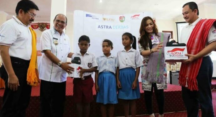 Astra Serahkan 1500 Pasang Sepatu Kepada Para Murid di Sumba Barat