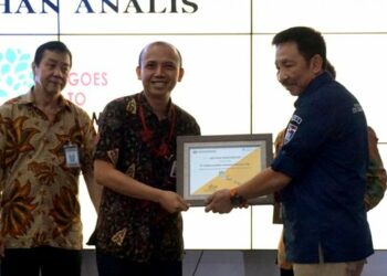 PT Telkom Indonesia Menerima Penghargaan 40 Emiten Terbaik Pilihan Analis Tahun 2016