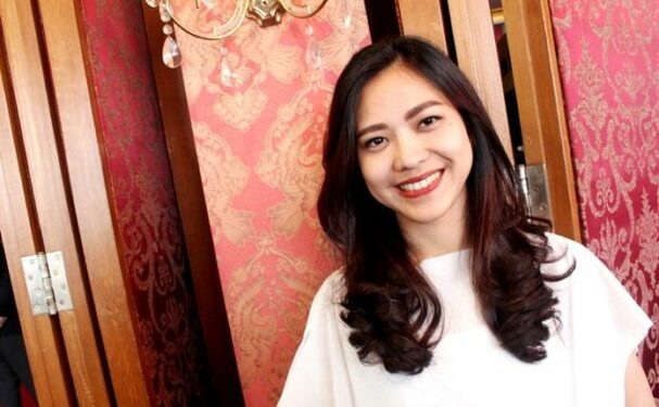 Dhini Hidayati : Tinggalkan Kemapanan Untuk GandengTangan