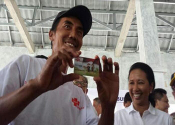 Telkom Salurkan Kartu Tani Bagi Petani Tebu