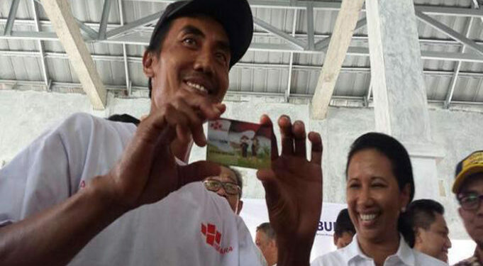 Telkom Salurkan Kartu Tani Bagi Petani Tebu