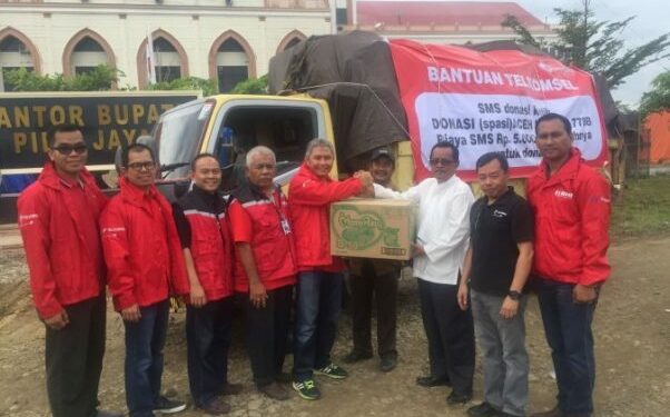 Jaringan Normal, Telkomsel Serahkan Bantuan bagi Korban Bencana