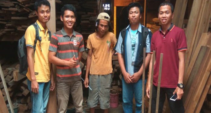 Mahasiswa USM Bimbing Pemilik UKM Kelola Situs Online