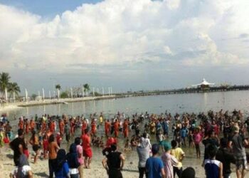 Usai Pesta Tahun Baru, Pengunjung Ancol Bersihkan Pantai
