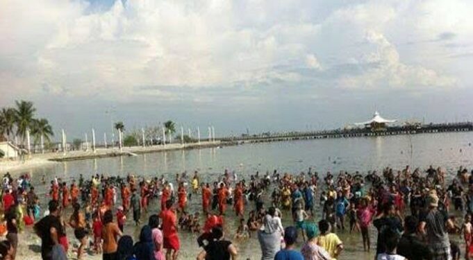 Usai Pesta Tahun Baru, Pengunjung Ancol Bersihkan Pantai