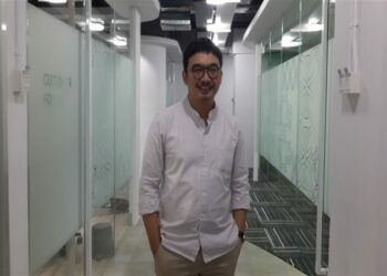 Rowland Asfales : Memproduksi Sepatu Ramah Lingkungan Yang Trendi