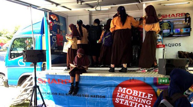 Sharp Indonesia Peringati Hari Bumi Lewat Mobil Belajar Keliling