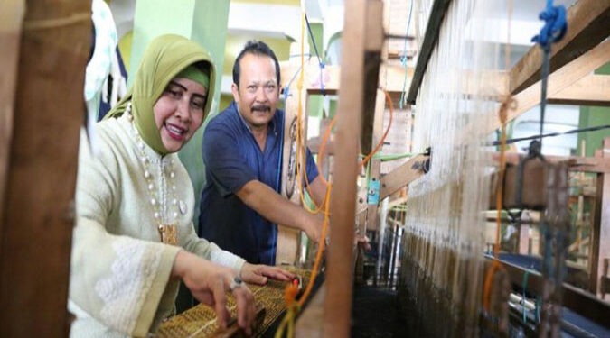 Tenun Tradisional Harus Produktif