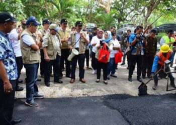 Sampah Plastik Diuji Cobakan Jadi Aspal