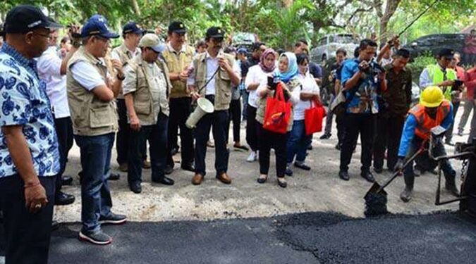 Sampah Plastik Diuji Cobakan Jadi Aspal