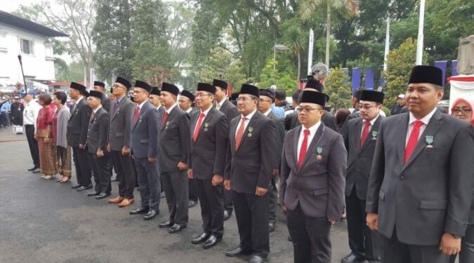 Peringatan Hari Bhakti Postel ke-72  Delapan Karyawan Telkom Dianugerahi Tanda Kehormatan Satyalancana