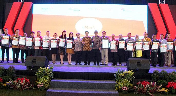 Telkom University Beri Best e-Mark Bagi 21 Perusahaan Financial Technology