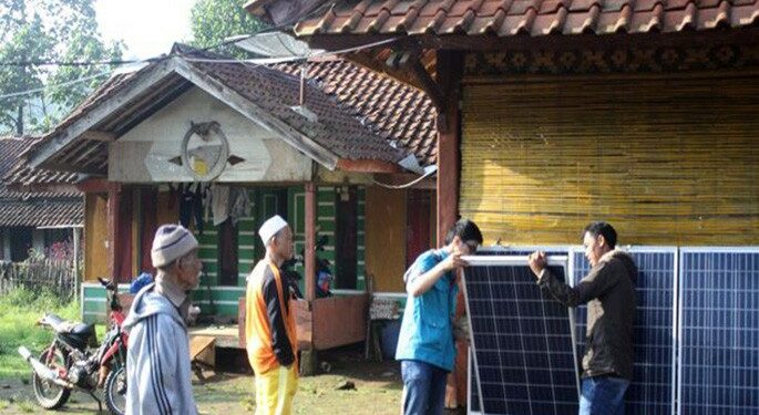 Mahasiswa UNPAD Terangi Kampung Dengan Listrik Surya