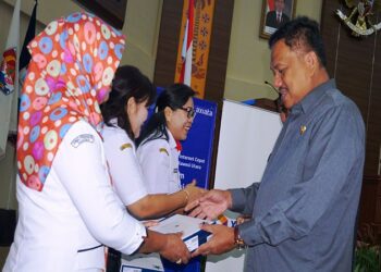 Gubernur Sulut Serahkan Donasi 32 TB Untuk 135 Sekolah