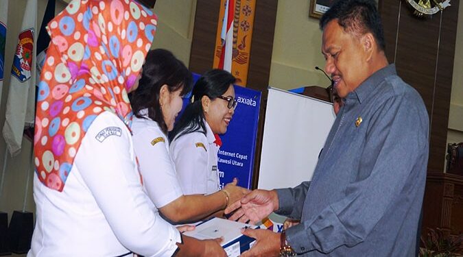 Gubernur Sulut Serahkan Donasi 32 TB Untuk 135 Sekolah