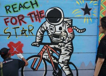 Relawan DBS Warnai Kampung Mural di Jakarta