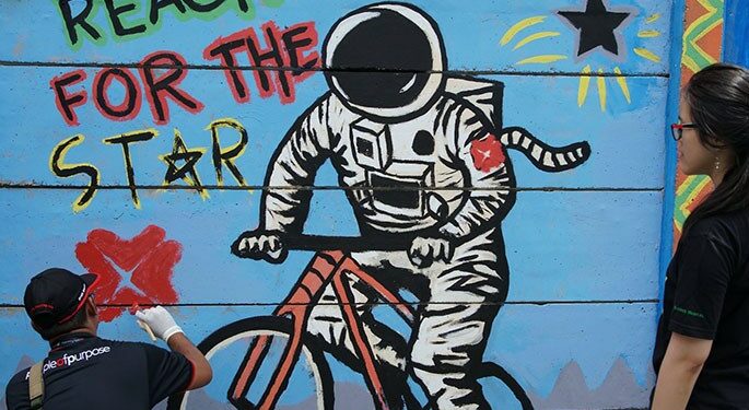 Relawan DBS Warnai Kampung Mural di Jakarta