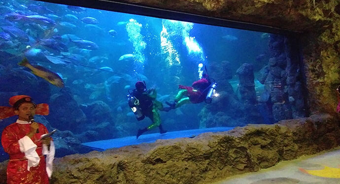 Rayakan Imlek, Ancol Bagikan 2.569 Angpau