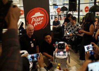 Restoran Waralaba Ini Hadirkan Black Pizza dan Robot Pintar