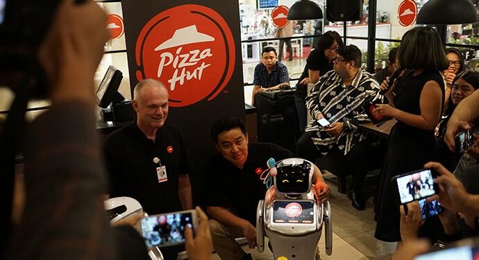 Restoran Waralaba Ini Hadirkan Black Pizza dan Robot Pintar