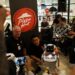 Restoran Waralaba Ini Hadirkan Black Pizza dan Robot Pintar
