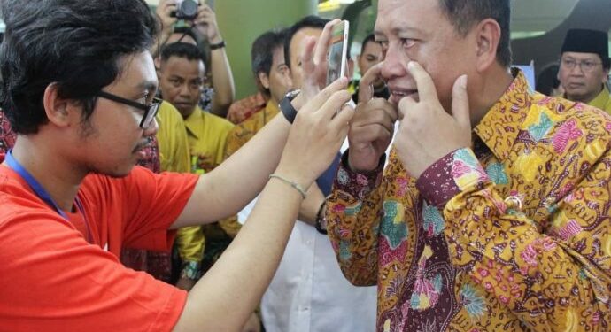 Menteri M. Nasir Jajal Kemampuan Aplikasi Peserta di “Indonesia Science Day 2018”