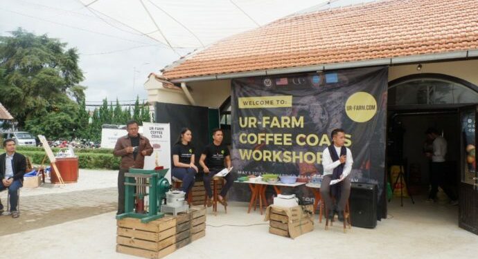 Ur-Farm Ajari Petani Cara Olah Limbah Kulit Kopi Jadi Bio-Briket