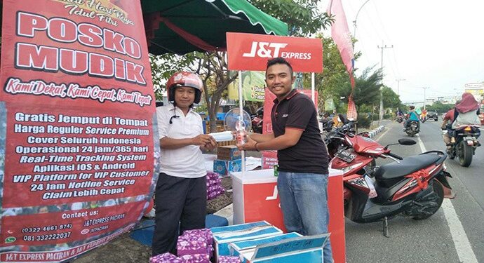 J&T Express Gelar Acara Bagi- bagi Takjil Untuk Masyarakat