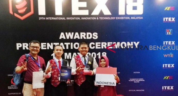 Berkat Biji Mahoni, Pelajar Bengkulu Raih Medali Emas di Malaysia