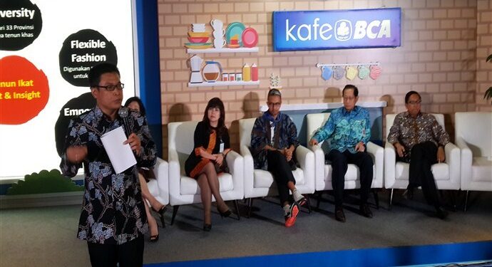 Ganti Seragam, BCA Libatkan Pengrajin Tenun dan Desainer Lokal