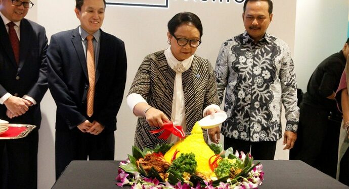Menlu Retno Resmikan Rising Fashion 2018 di Singapura