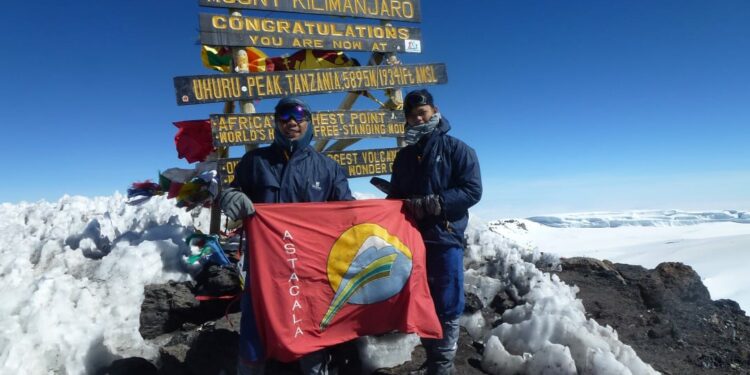 Atlit ATEX Berhasil Capai Uhuru Peak Kilimanjaro
